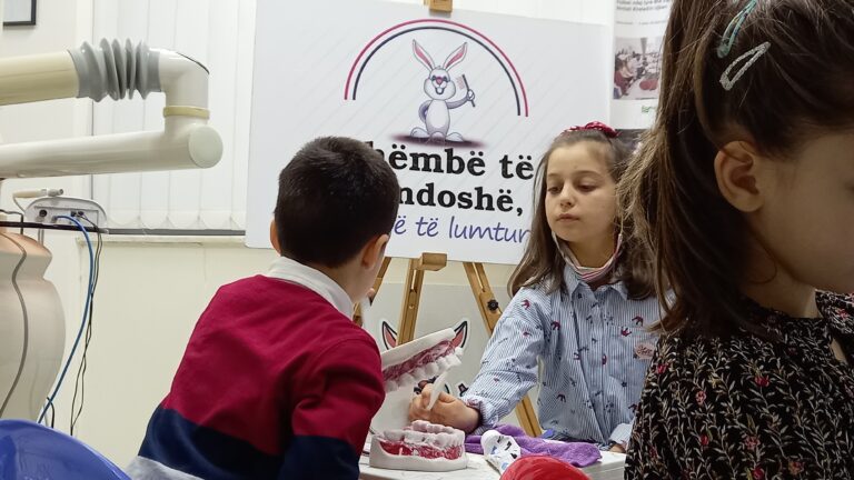 DHËMBËT E QUMËSHTIT QË NDËRROHEN (BIEN) TË PARËT