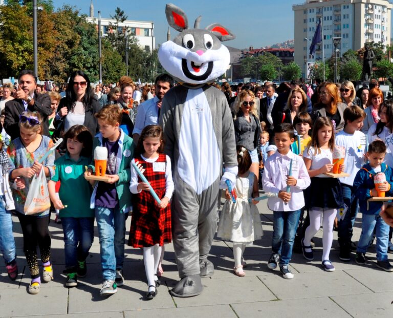 ECJA DHËMBË TË SHËNDOSHË, FËMIJË TË LUMTUR
