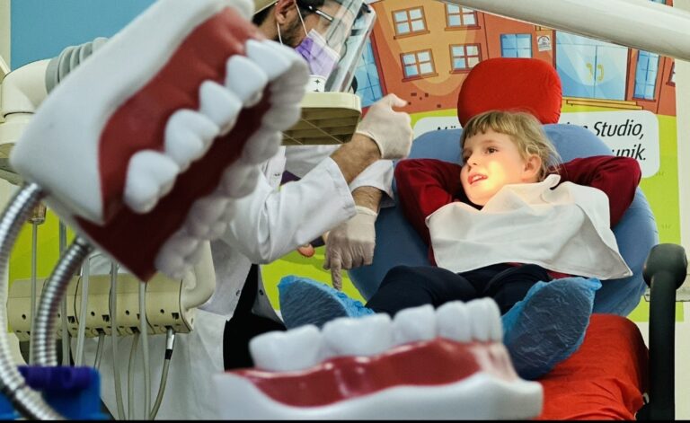 KUR DUHET TË BËHET VIZITA E PARË E FËMIJËVE TE DENTISTI – ÇKA THOTË XHELADIN UJKANI